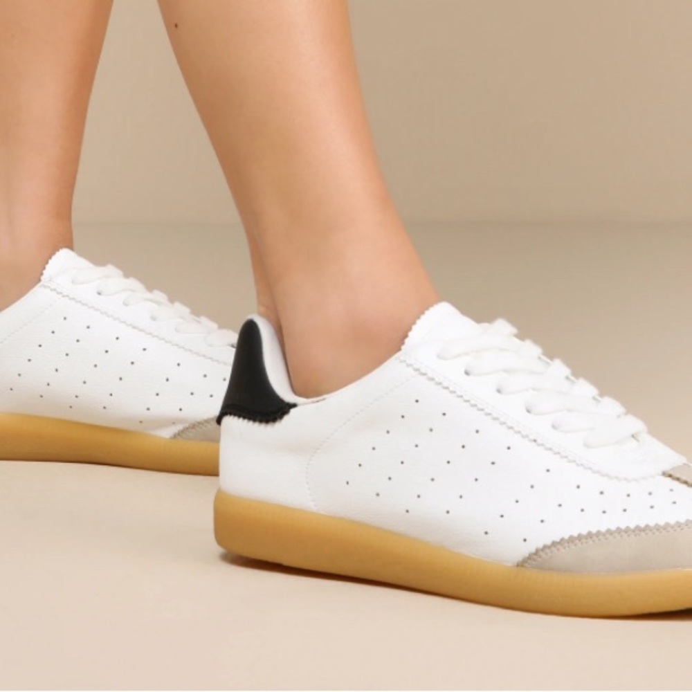 Brand NEW Lulu RIONA style. Size 8